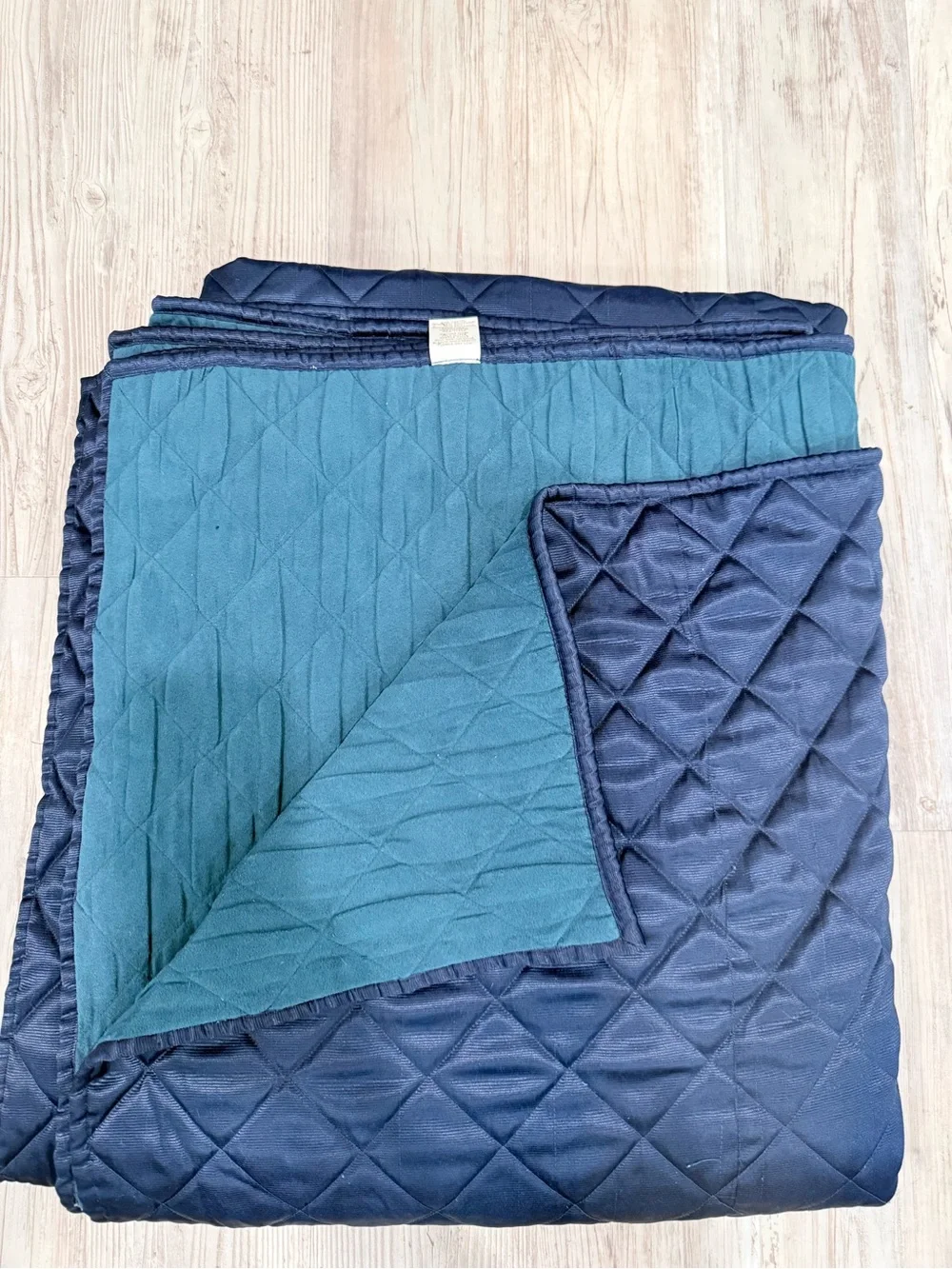 Reversible Quilted Bedspread in Teal and Navy
